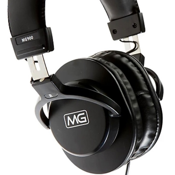 New MG900 studio headphones - plus keyboard and piano training CD - Picture 1 of 6